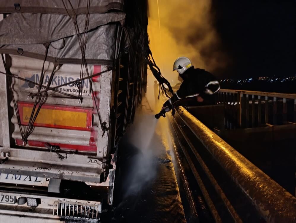 Birecik’te Seyir Halindeki Soya Yüklü Tırda Yangın Çıktı (1)