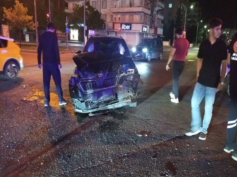 Diyarbakır'da İki Aracın Çarpışması Sonucu 3 Kişi Yaralandı (2)