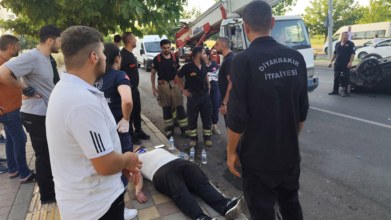 Diyarbakır’da İki Otomobil Çarpıştı, Takla Atan Aracın Sürücüsü Yaralandı 1