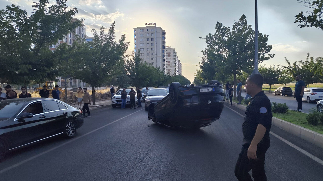 Diyarbakır’da İki Otomobil Çarpıştı, Takla Atan Aracın Sürücüsü Yaralandı 2