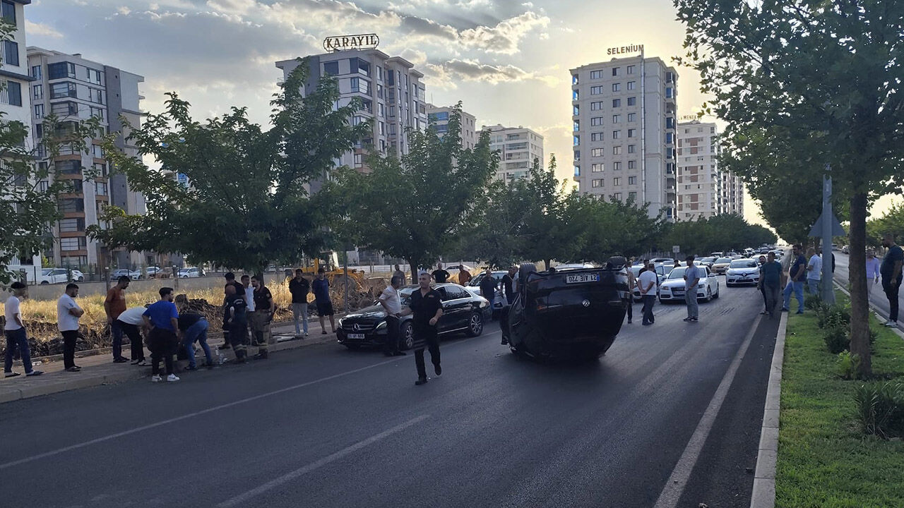 Diyarbakır’da İki Otomobil Çarpıştı, Takla Atan Aracın Sürücüsü Yaralandı 3