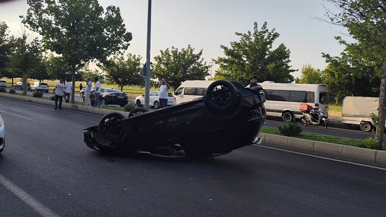 Diyarbakır’da İki Otomobil Çarpıştı, Takla Atan Aracın Sürücüsü Yaralandı 5