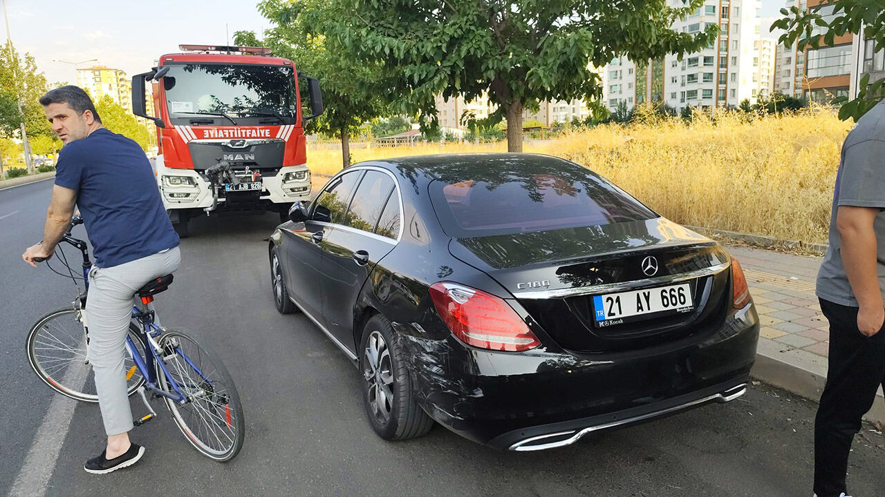 Diyarbakır’da İki Otomobil Çarpıştı, Takla Atan Aracın Sürücüsü Yaralandı 7