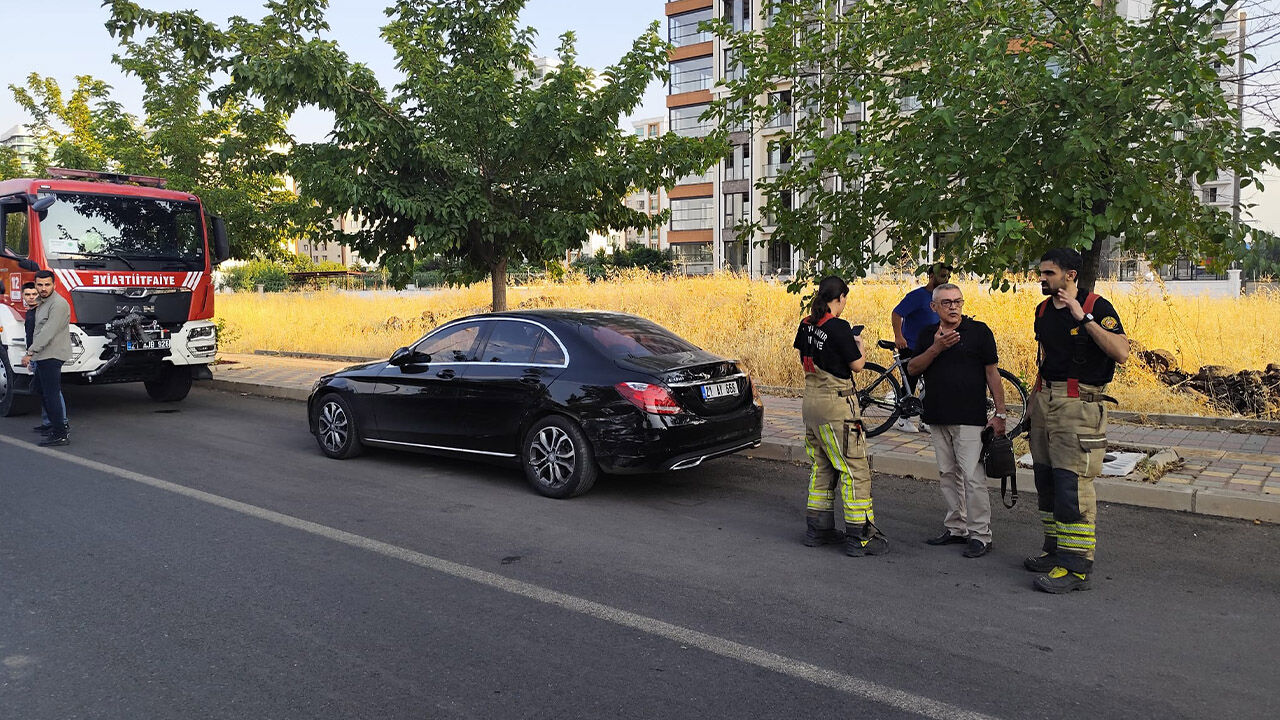 Diyarbakır’da İki Otomobil Çarpıştı, Takla Atan Aracın Sürücüsü Yaralandı 8