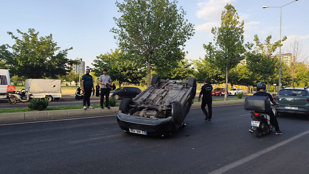Diyarbakır’da İki Otomobil Çarpıştı, Takla Atan Aracın Sürücüsü Yaralandı