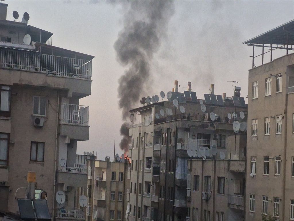 Diyarbakır’da Korkutan Yangın 7 Katlı Apartmanın Çatı Katı Alevlere Teslim Oldu (1)
