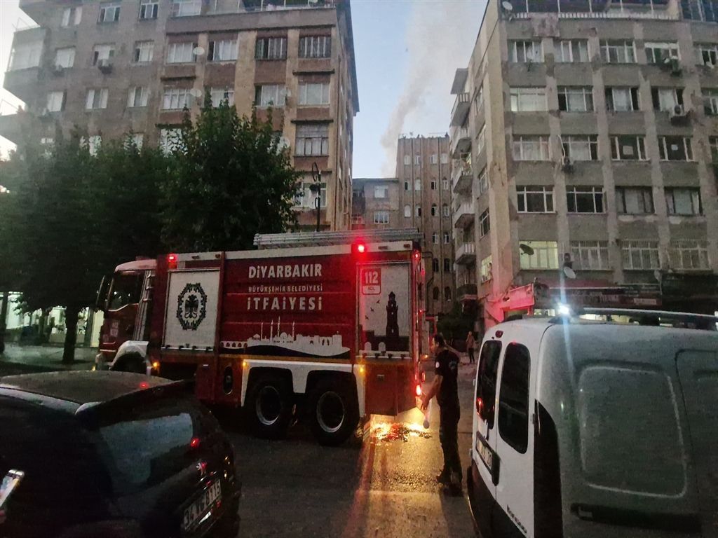 Diyarbakır’da Korkutan Yangın 7 Katlı Apartmanın Çatı Katı Alevlere Teslim Oldu (2)