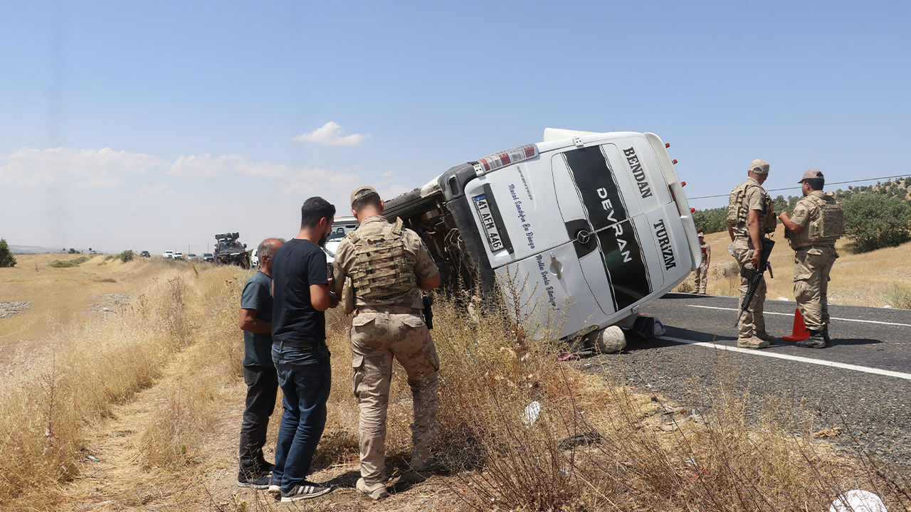 Diyarbakır’da Minibüs Devrildi, 3 Ölü, 11 Yaralı 4