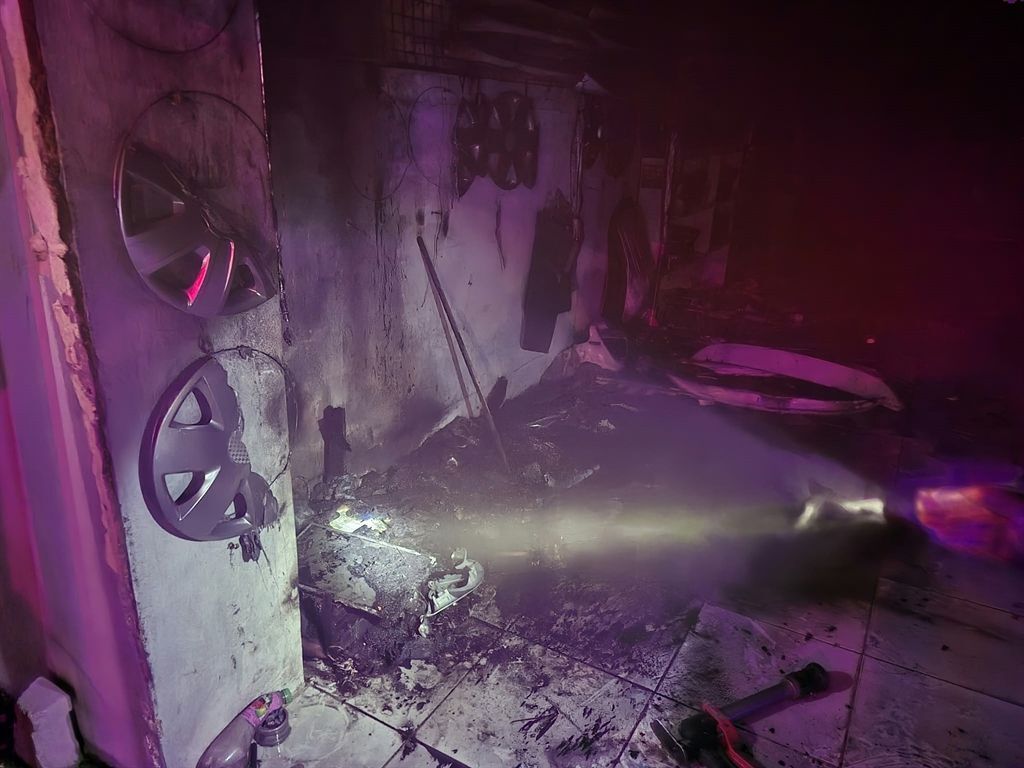 Gece Saatlerinde Yangın Paniği Oto Aksesuar Dükkanı Yandı (2)