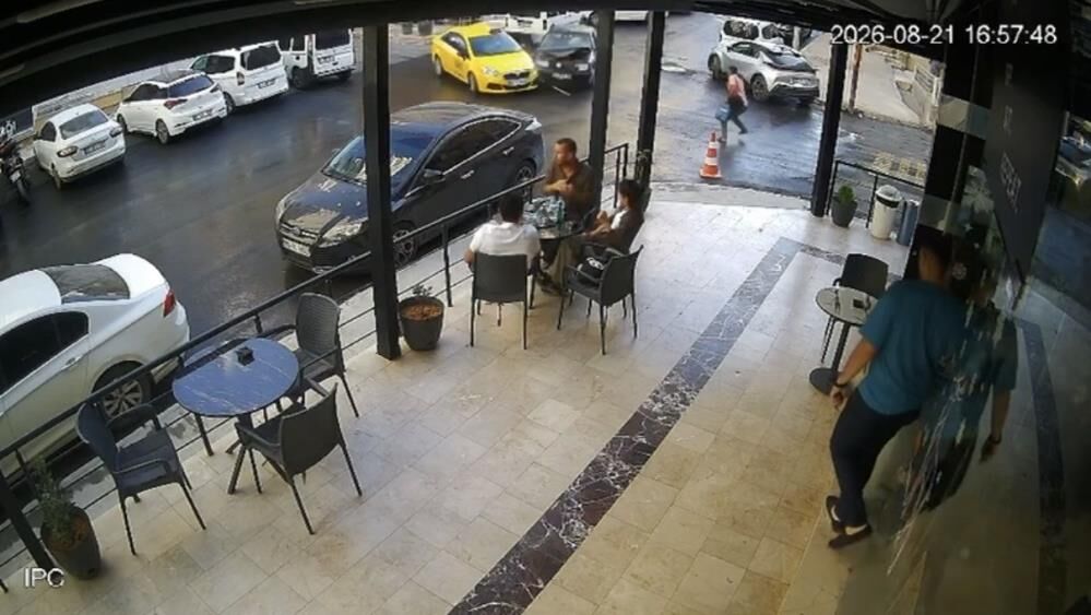 İki Araç Çarpıştı, Savrulan Otomobil Kafeye Daldı (1)
