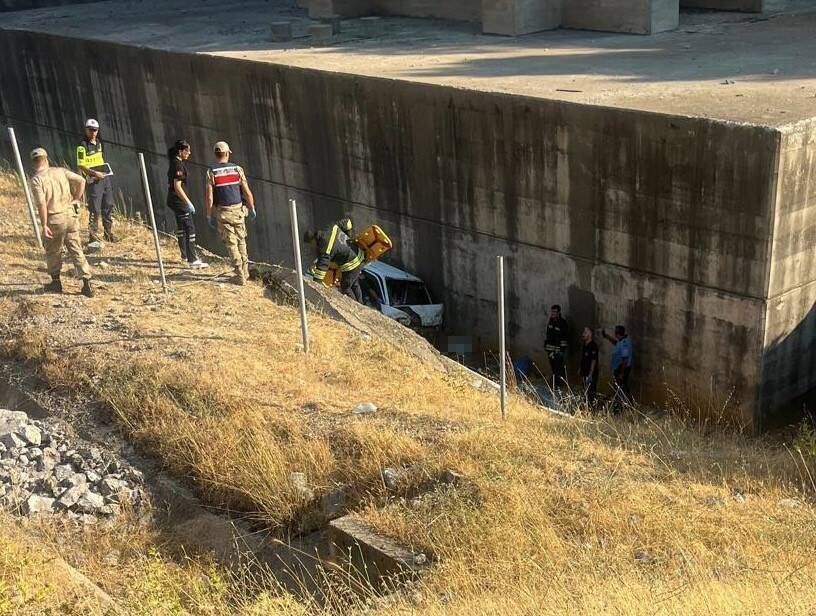 Kontrolden Çıkan Araç Köprüden Şarampole Uçtu 2 Ölü! (1)