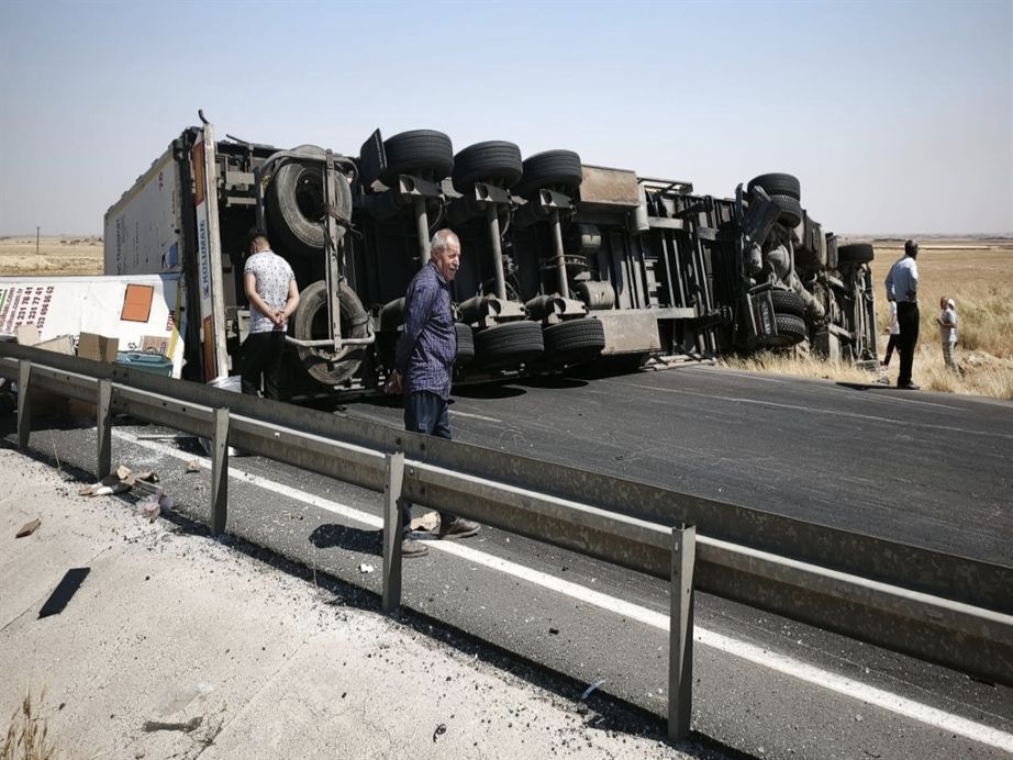 Kontrolden Çıkan Tir Bariyerlere Çarpıp Devrildi Sürücü Yaralandı (2)