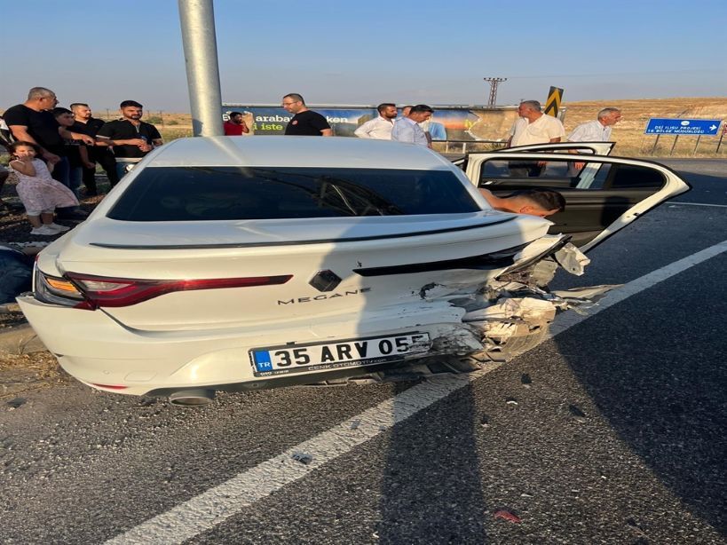 Mardin’de İki Otomobil Çarpıştı 3 Yaralı (2)