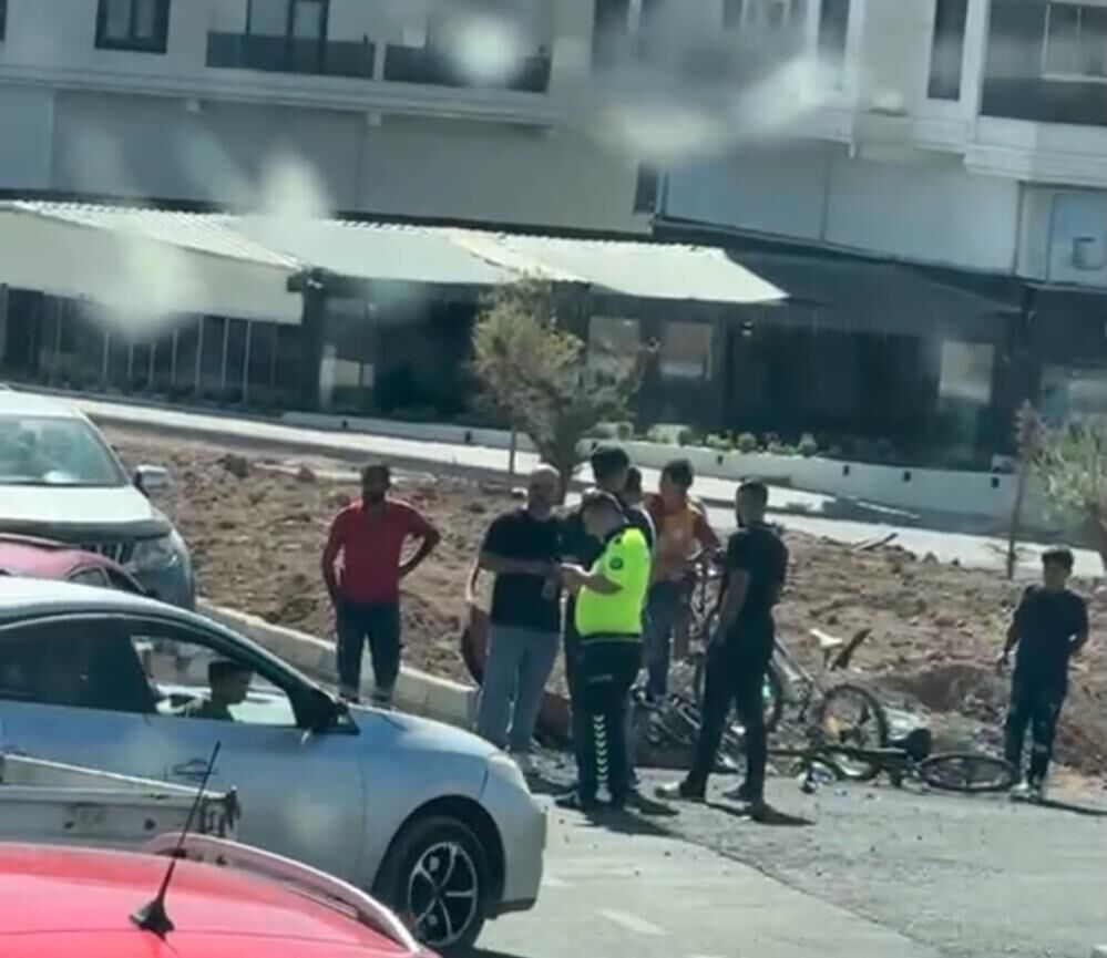 Otomobil Bisikletle Çarpıştı 2 Kişi Yaralandı (1)