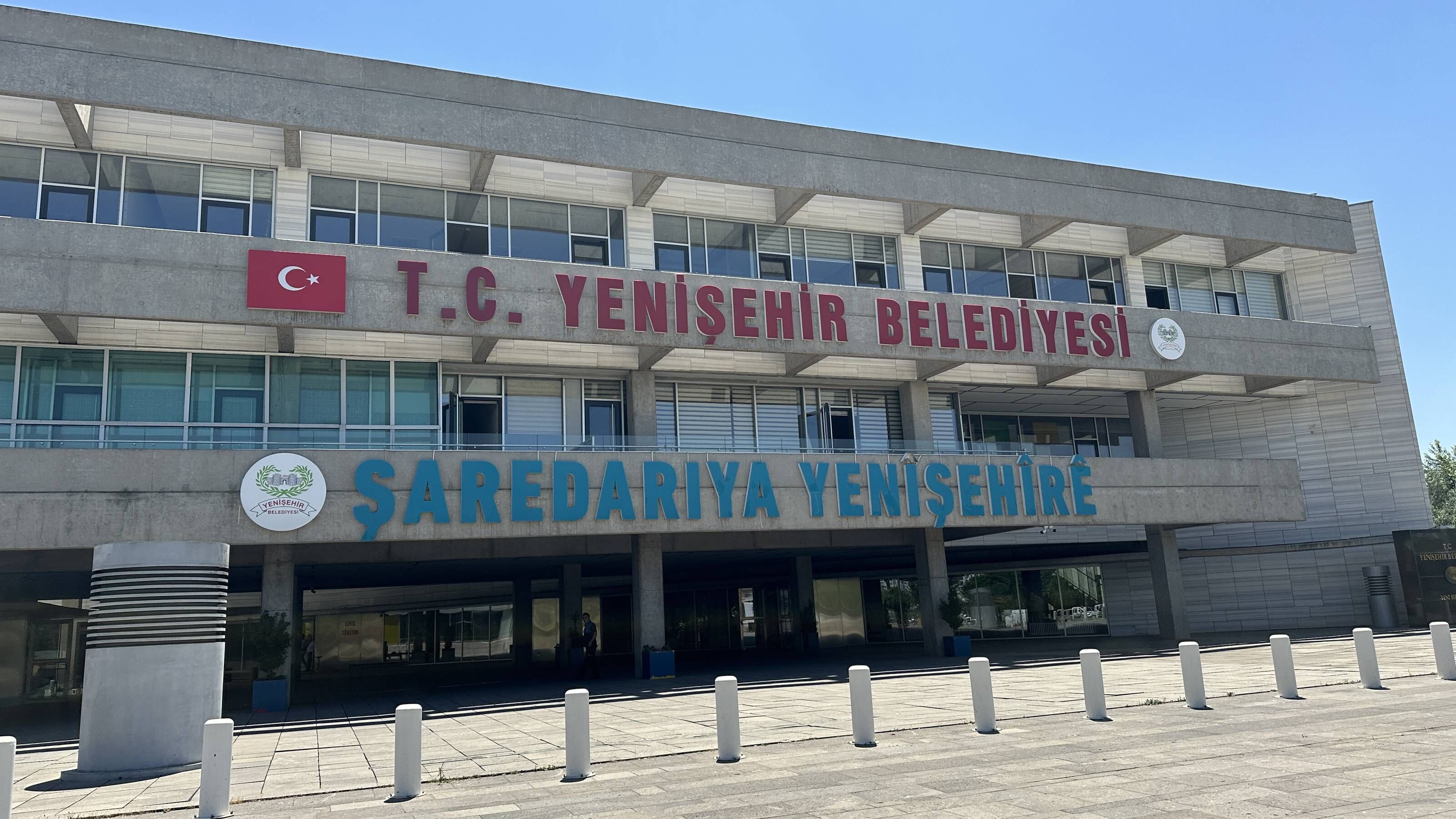 Yenisehir De Satilmayan Sadece Belediye Binasi Kalmis