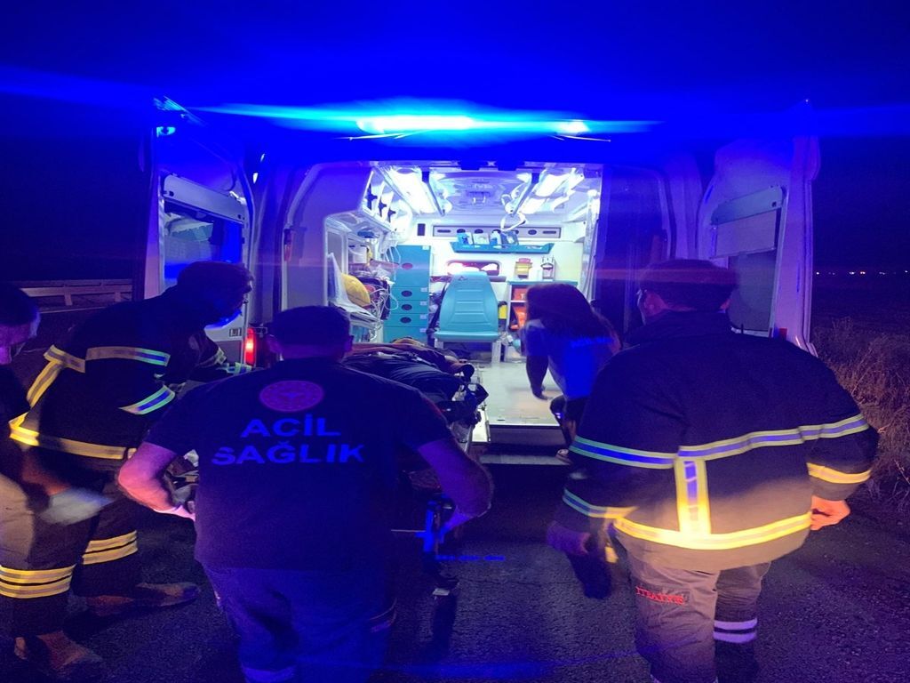 Yol Kenarına Devrilen Otomobilde Can Pazarı 3 Yaralı (1)