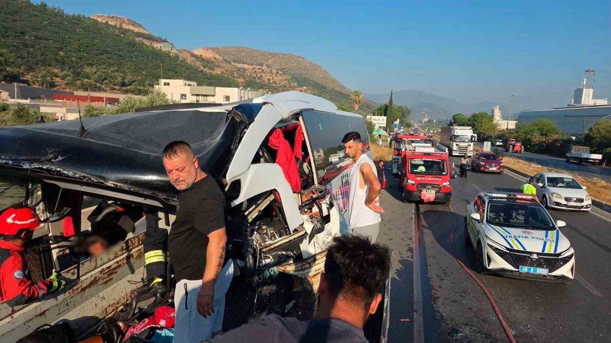 Yolcu Otobusu Tira Arkadan Carpti 2 Olu 3 U A 20154176 Amp