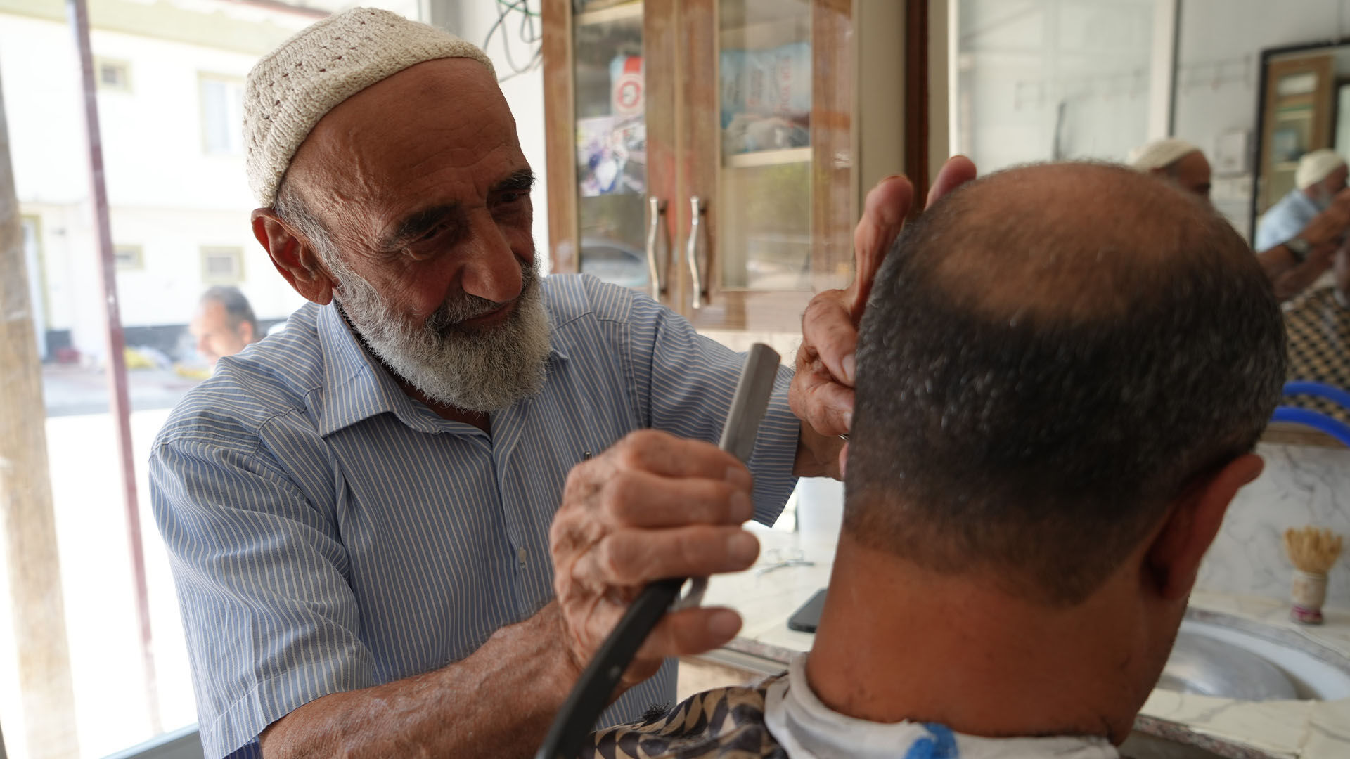 11 Yaşında Eline Aldığı Makası 65 Yıldır Bırakmadı