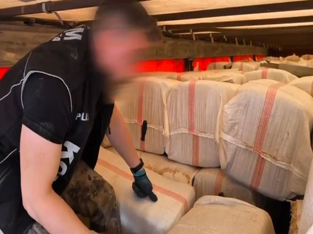 Samanların Arasına Gizlenmiş Binlerce Kaçak Ürün Ele Geçirildi