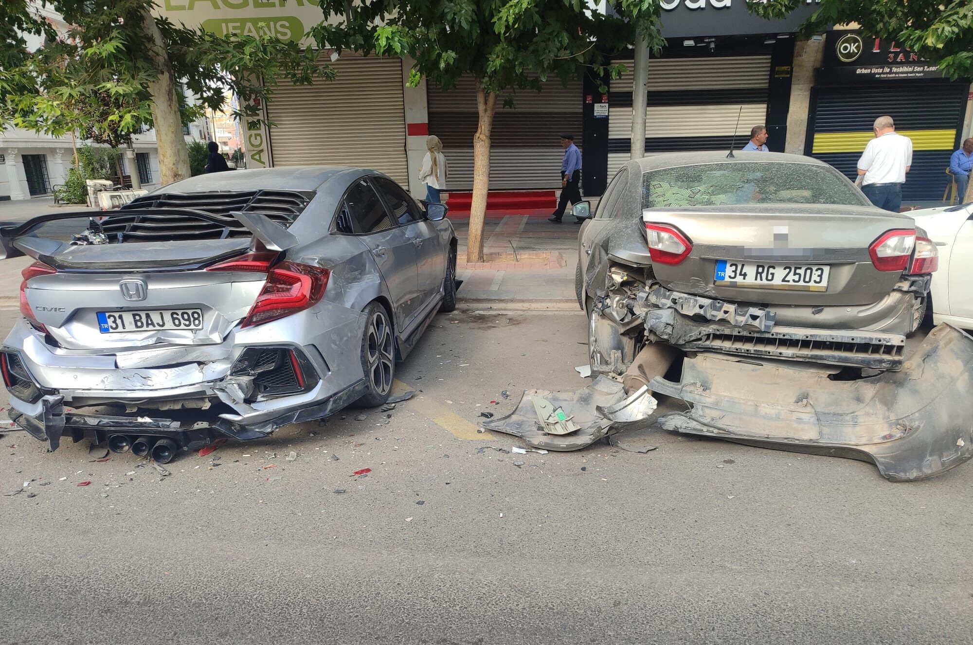 Park halindeki araçlara çarpan sürücü otomobilini bırakıp kaçtı