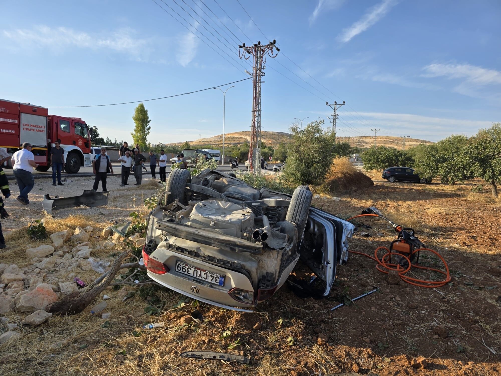 Otomobil fıstık tarlasına uçtu: Bir ölü, 6 yaralı
