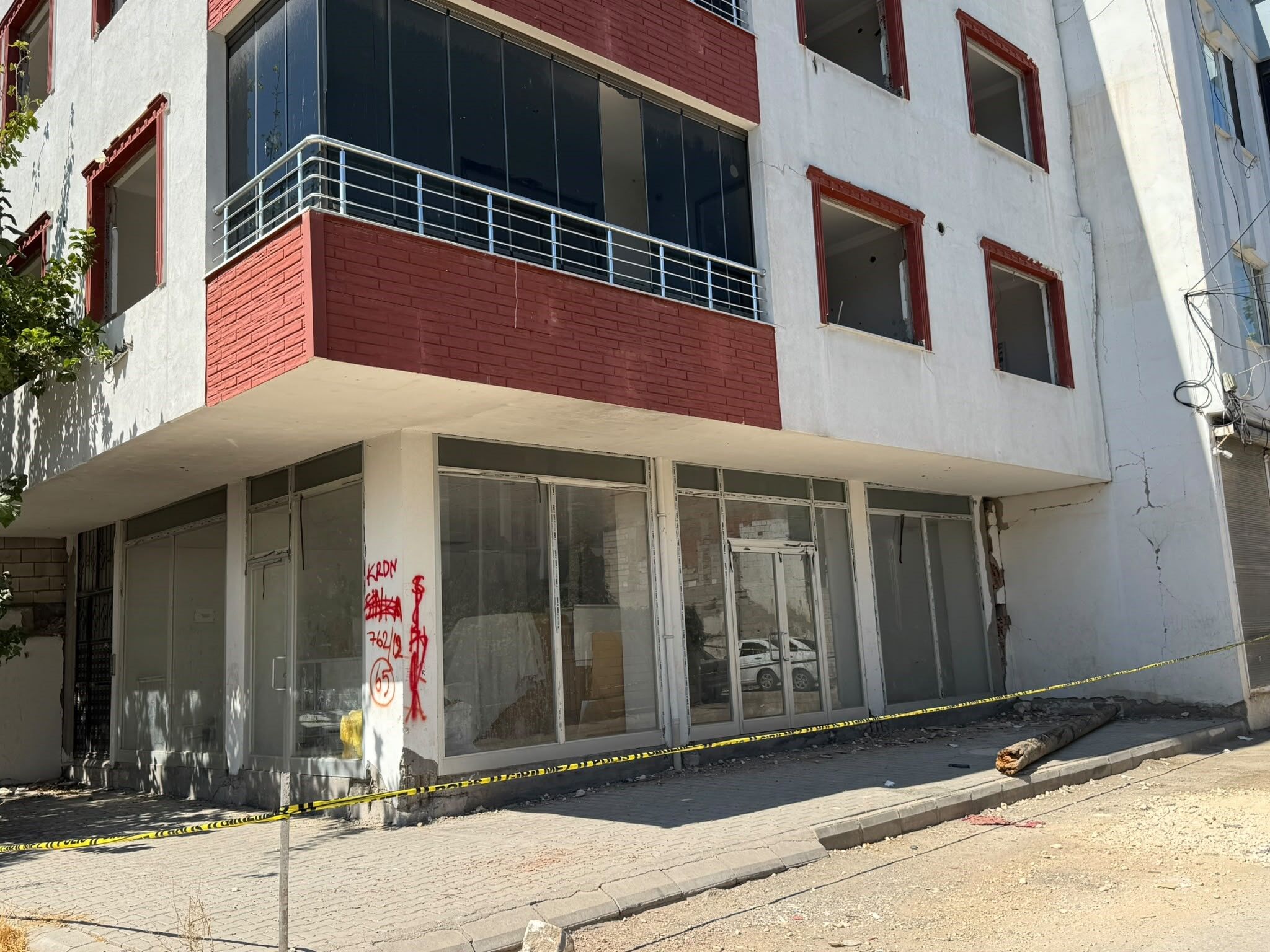 Hasarlı bina deprem sonrası yeniden endişe yarattı