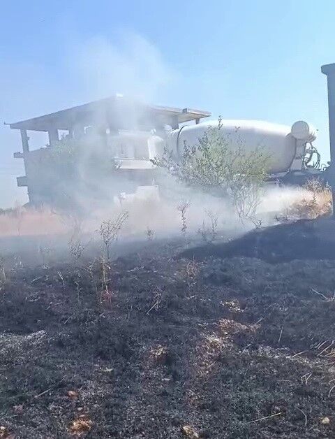 Kopan elektrik telleri evlerin arasında yangına neden oldu