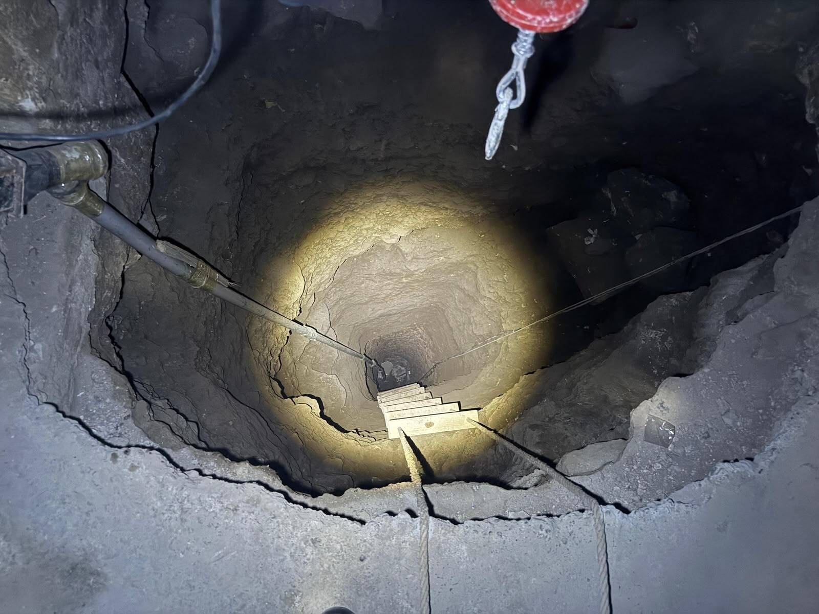 Define umuduyla evin içinde 25 metre derinliğinde kuyu kazdılar