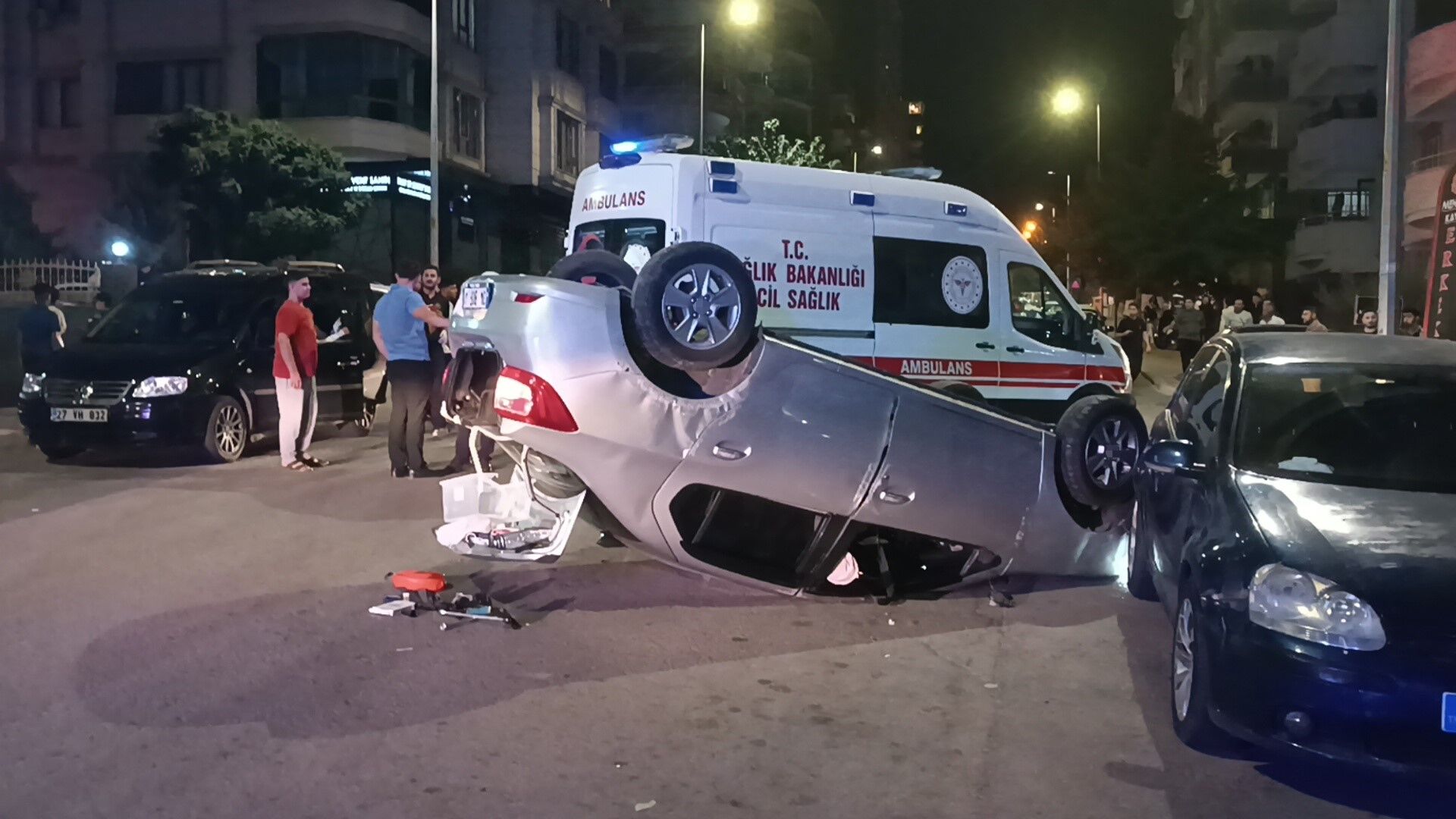 Otomobiller çarpıştı: Polis memuru yaralandı