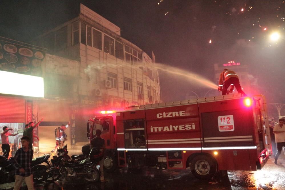 Amedspor Galibiyet Kutlaması Yangınla Bitti 3 İş Yeri Ve 1 Araç Yandı (1)