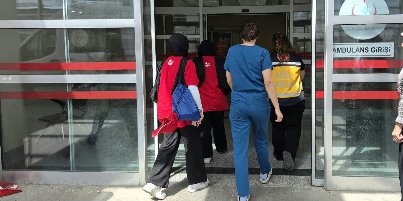 Programda panik: 4 öğrenci hastaneye kaldırıldı
