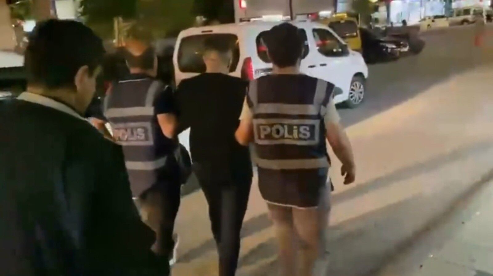Sokak ortasında tekme tokat saldırı