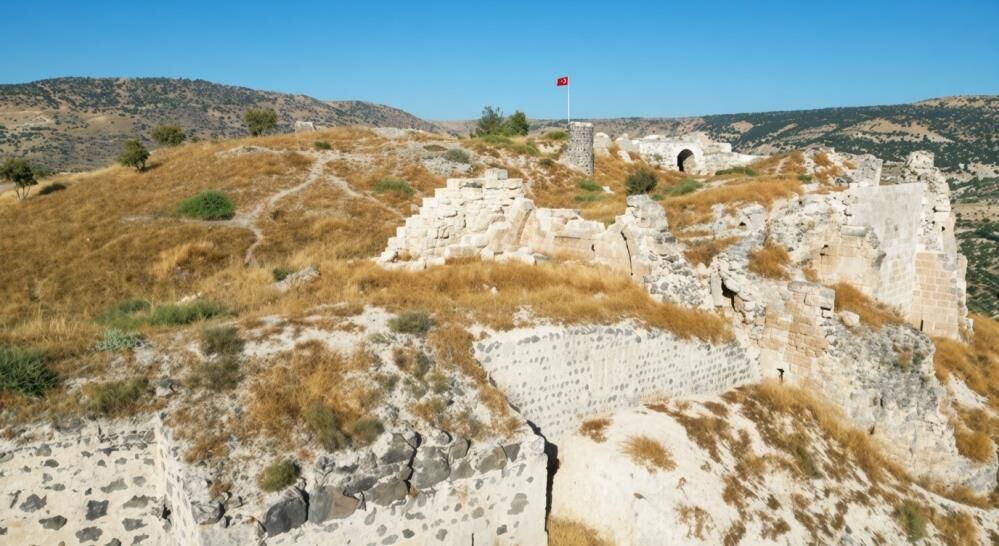 Bayrağı Yerde Görünce Ayakkabılarını Çıkarıp Direğe Tırmandı (2)