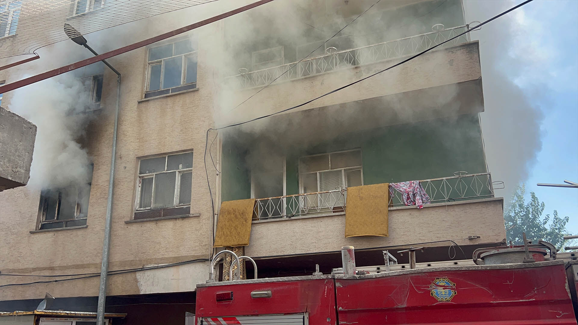 Bismil’de 3 Katlı Binada Yangın, 4 Kişi Dumandan Etkilendi 1