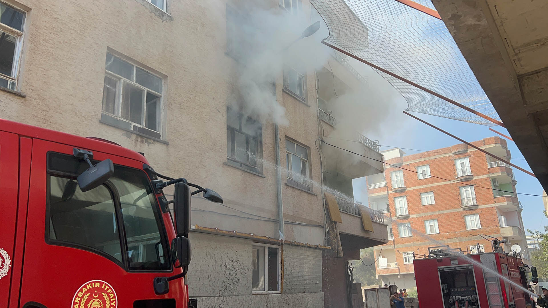 Bismil’de 3 Katlı Binada Yangın, 4 Kişi Dumandan Etkilendi 2