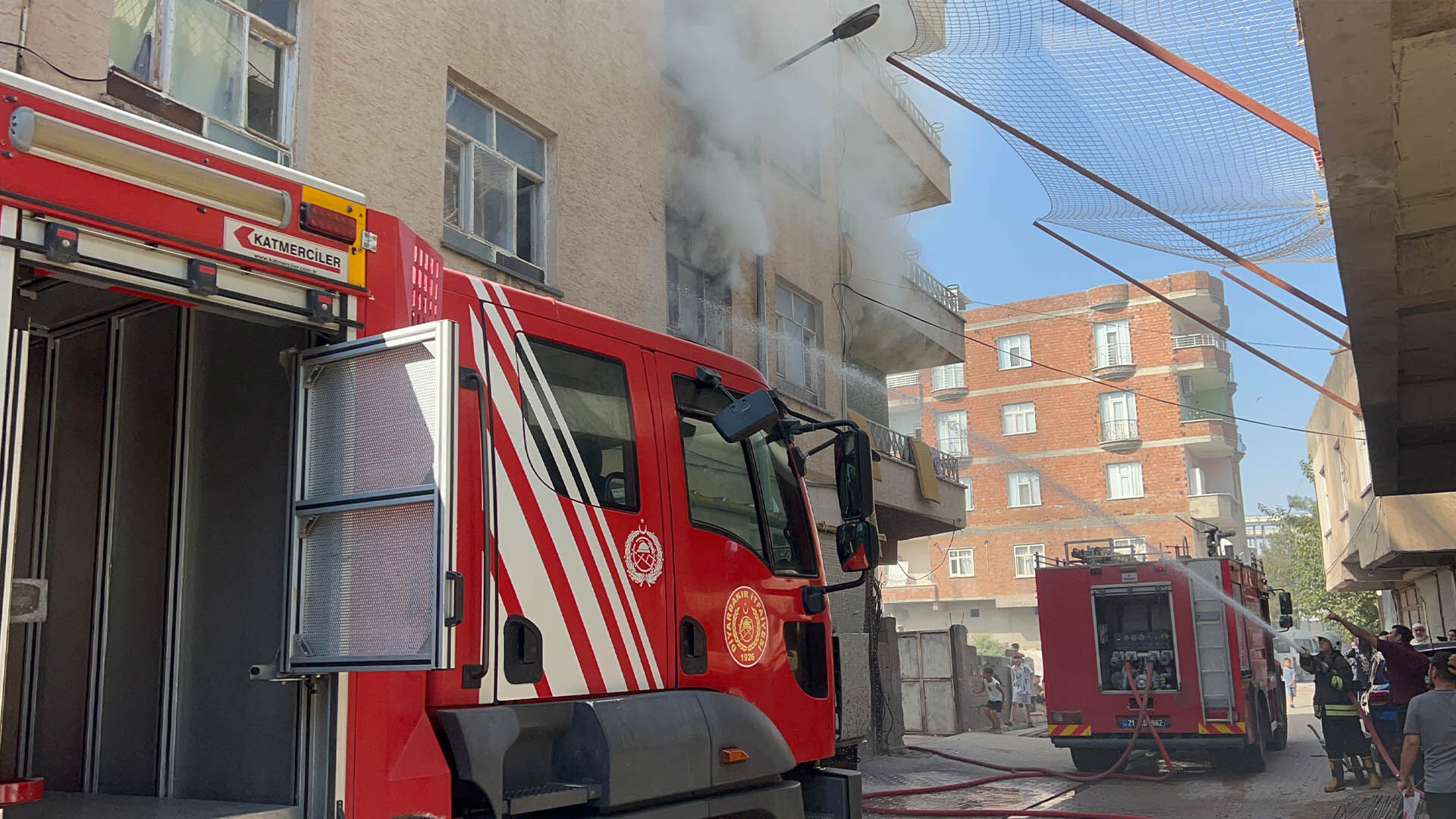 Bismil’de 3 Katlı Binada Yangın, 4 Kişi Dumandan Etkilendi 3