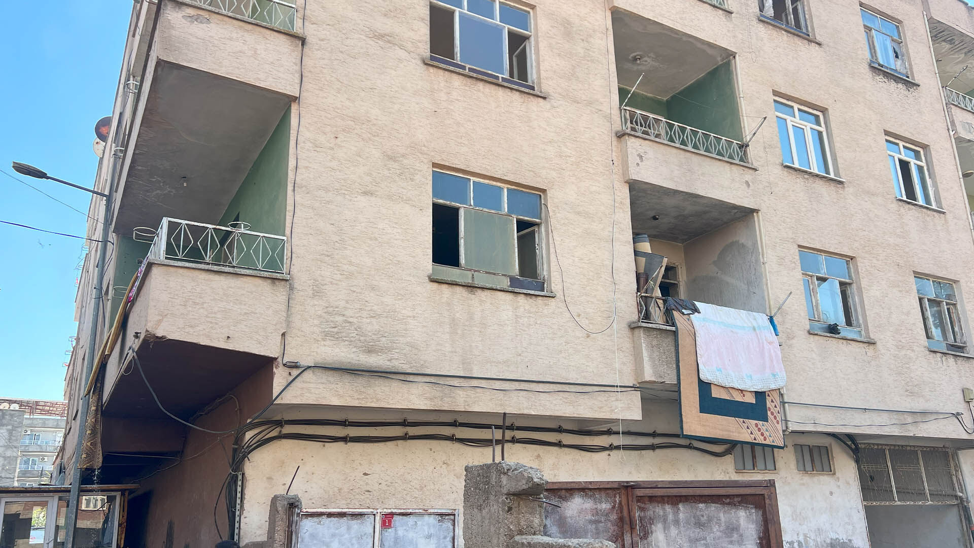 Bismil’de 3 Katlı Binada Yangın, 4 Kişi Dumandan Etkilendi 4