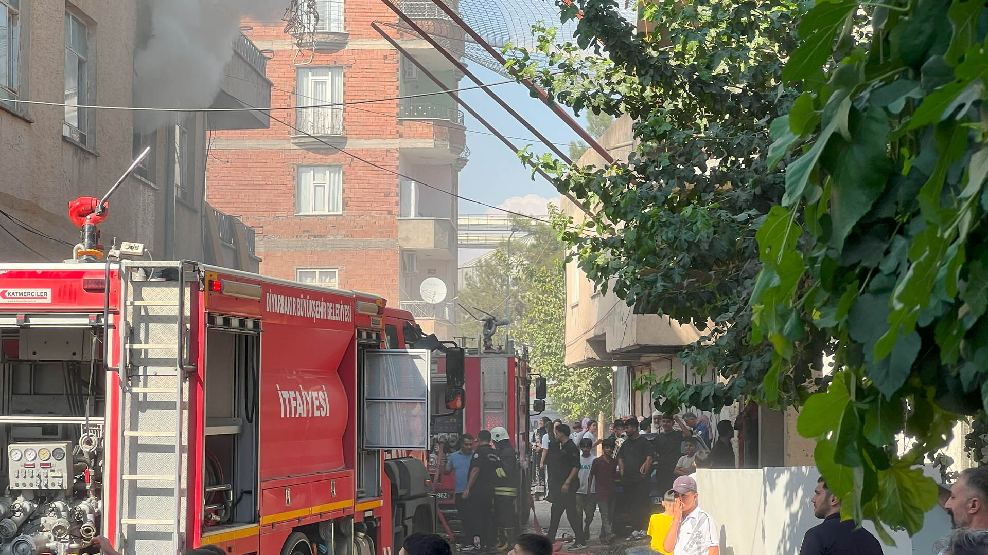Bismil’de 3 Katlı Binada Yangın, 4 Kişi Dumandan Etkilendi 6