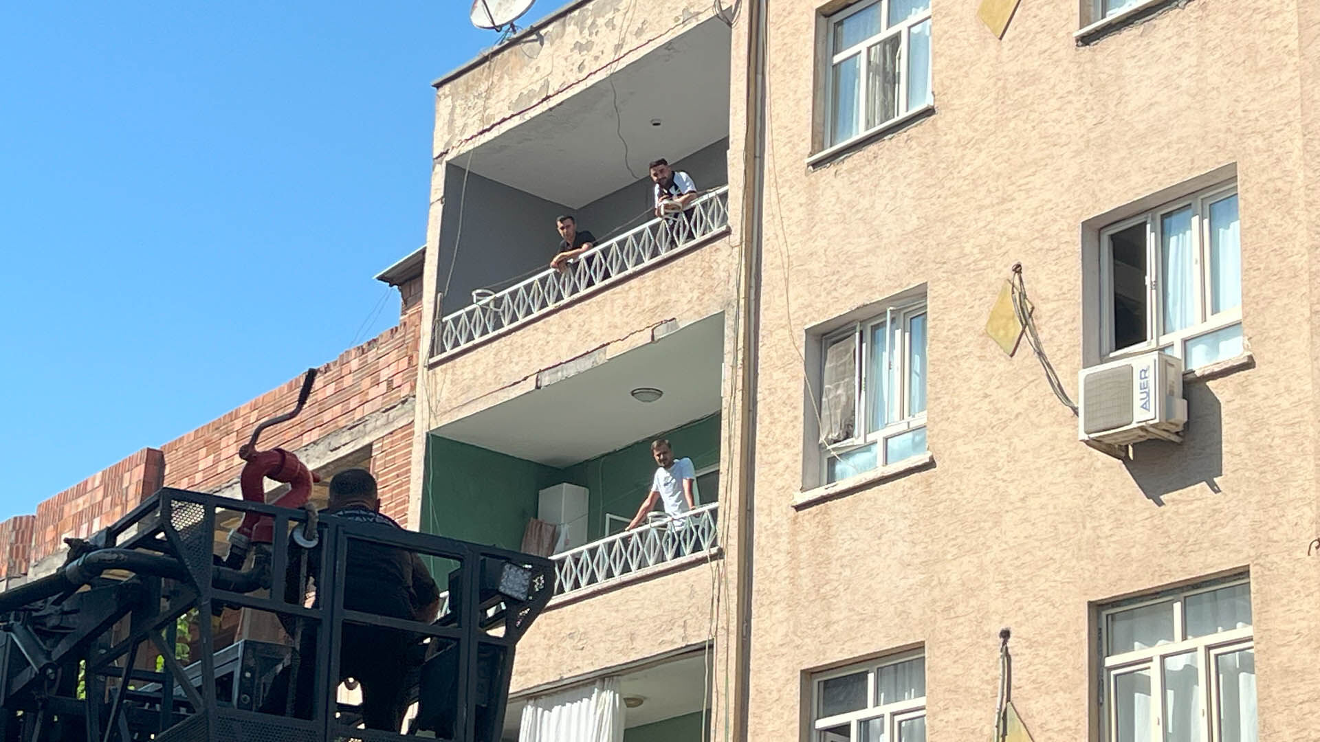 Bismil’de 3 Katlı Binada Yangın, 4 Kişi Dumandan Etkilendi 7