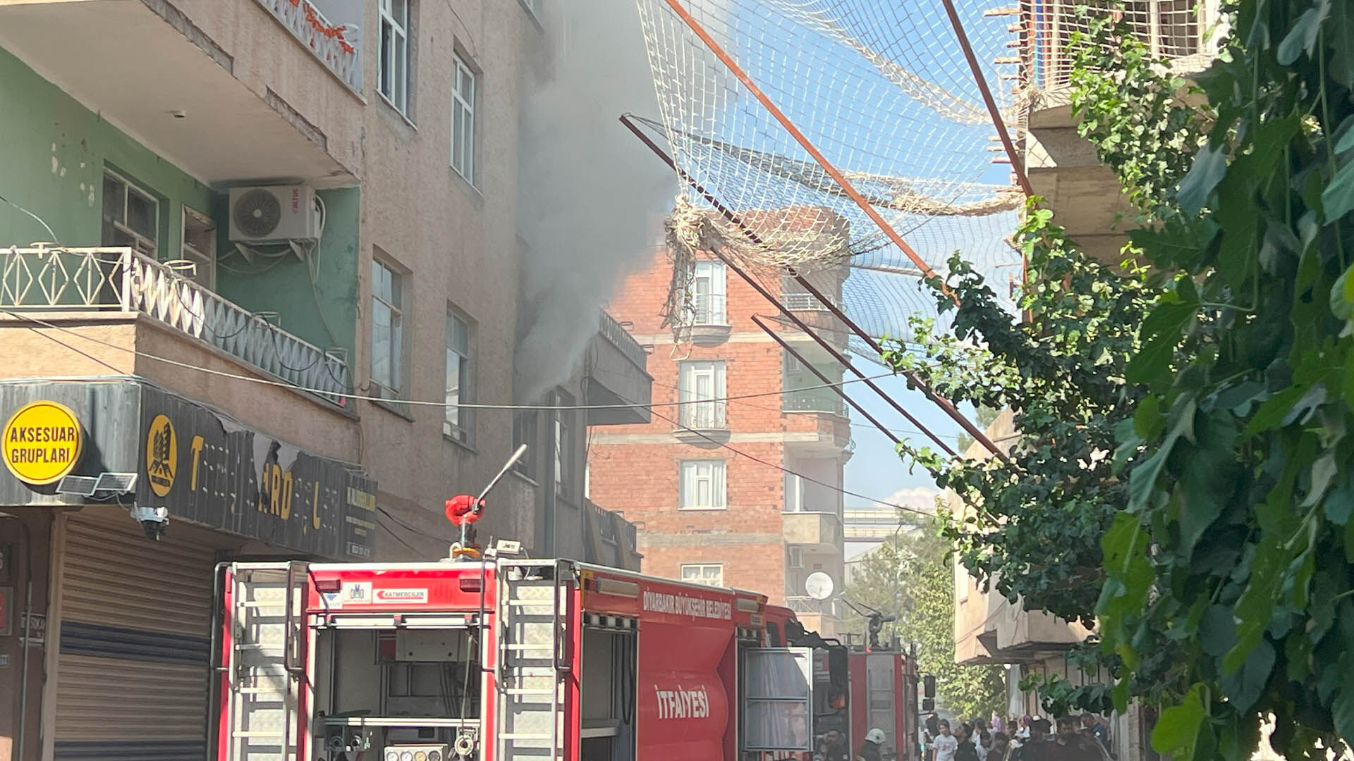 Bismil’de 3 Katlı Binada Yangın, 4 Kişi Dumandan Etkilendi 8