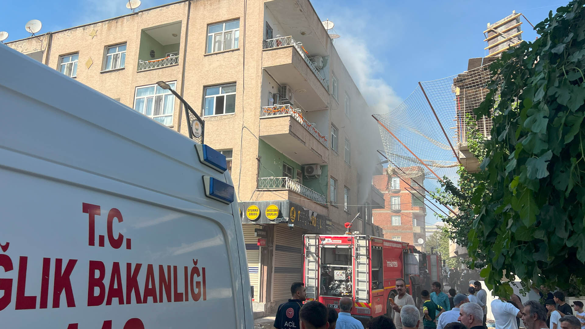 Bismil’de 3 Katlı Binada Yangın, 4 Kişi Dumandan Etkilendi