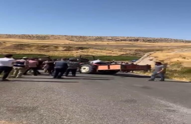 Direksiyon Hakimiyeti Kaybolan Traktör Devrildi 4 Kişi Yaralandı (1)