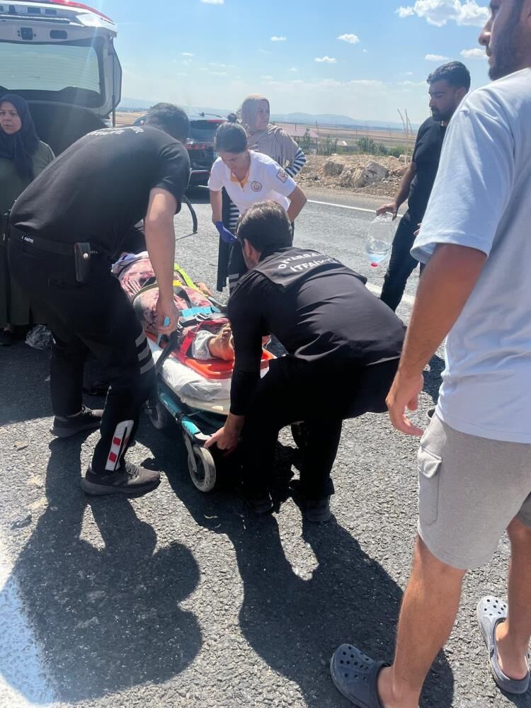 Diyarbakır Ergani’de Otomobil Traktörle Çarpıştı 4 Yaralı (1)