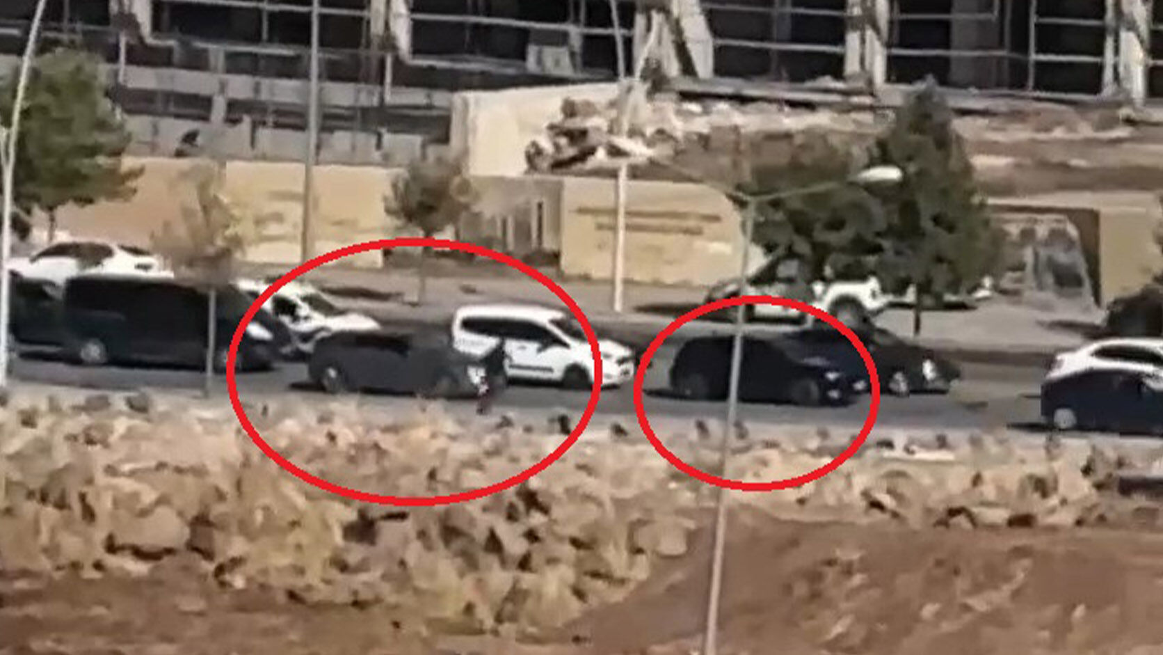 Diyarbakır’da 2 Kişinin Aralandığı Cipe Silahlı Saldırı Anı Kamerada 1