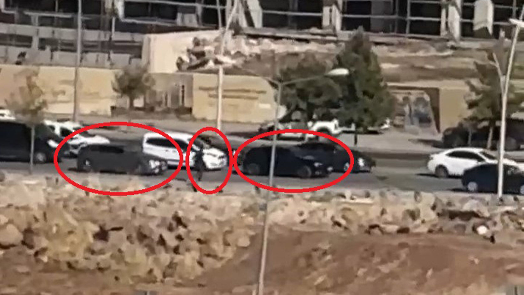 Diyarbakır’da 2 Kişinin Aralandığı Cipe Silahlı Saldırı Anı Kamerada 2