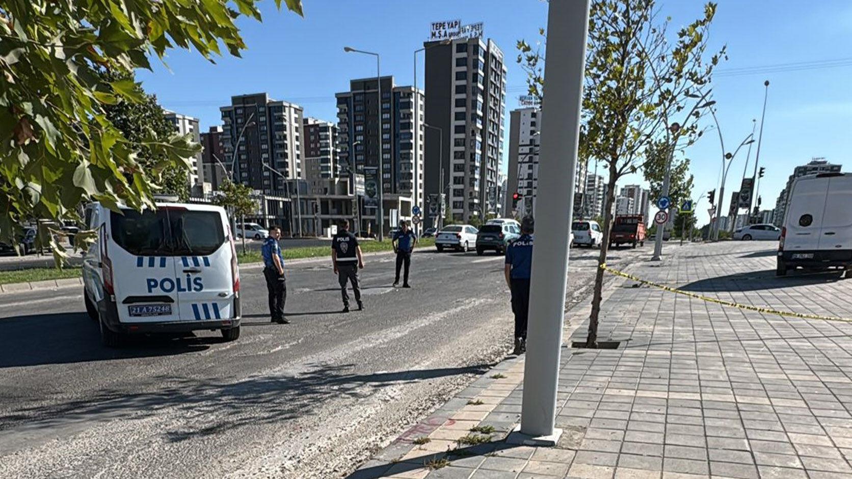 Diyarbakır’da 2 Kişinin Aralandığı Cipe Silahlı Saldırı Anı Kamerada 5
