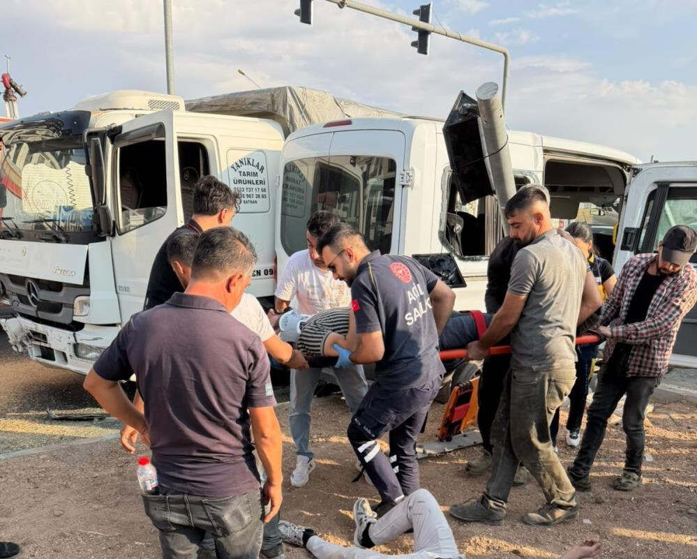 Batman'da Feci Kaza: Buğday Yüklü Kamyon ile Servis Çarpıştı, 6 Yaralı