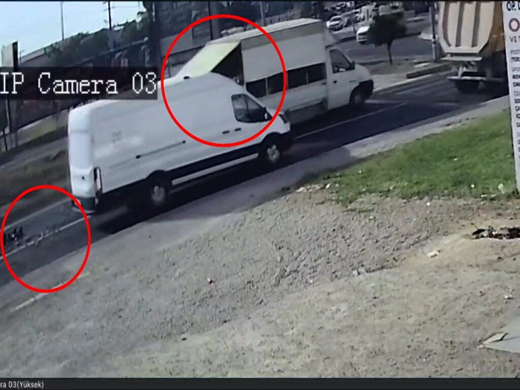 Kamyonetten Yola Dökülen Sebzeleri Diğer Sürücüler El Birliğiyle Topladı