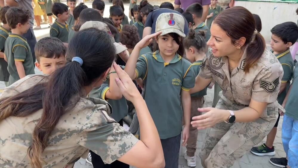 Jandarma Ekiplerinden Miniklere İlköğretim Haftası Sürprizi