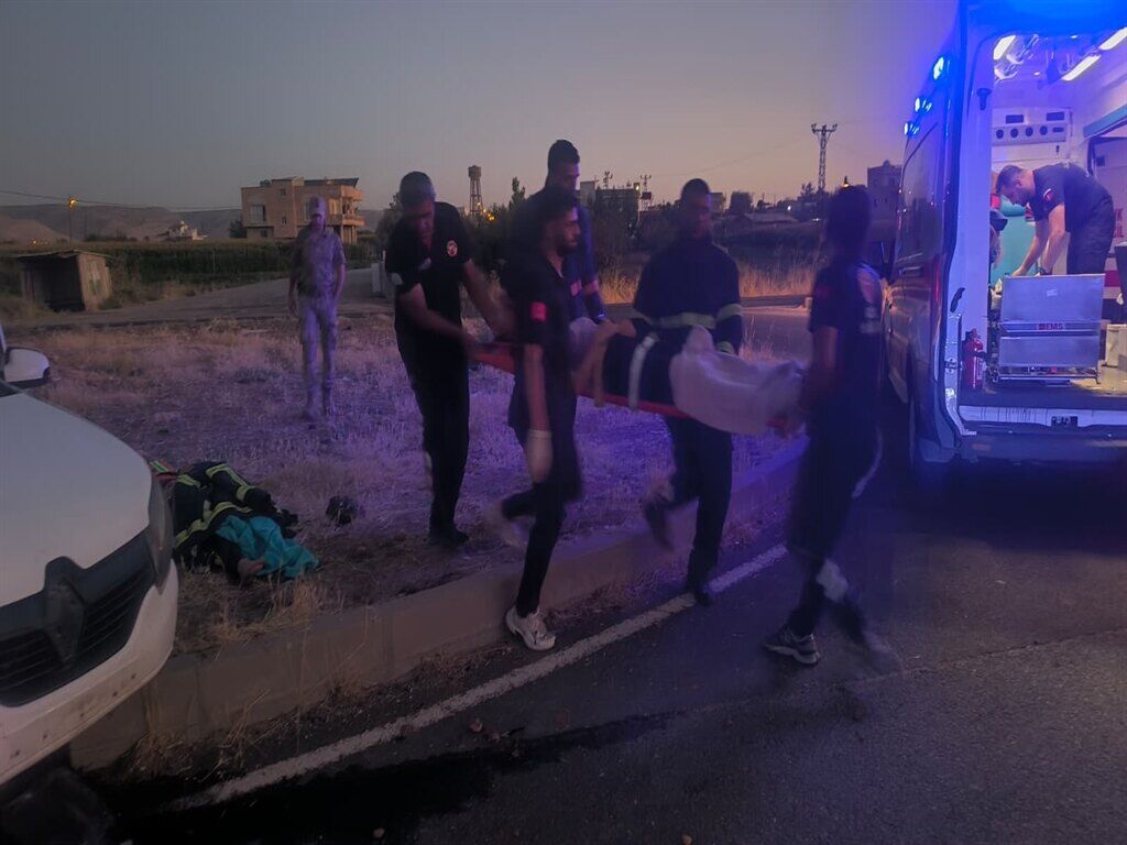 Kontrolden Çıkan Otomobil Refüje Çarptı 4 Kişi Yaralandı (2)